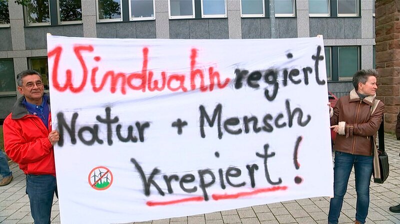 Nein zur Windkraft – im hessischen Reinhardswald kochen die Emotionen hoch. – Bild: HR/SWR Nein zur Windkraft – im hessischen Reinhardswald kochen die Emotionen hoch. – Bild: HR/SWR