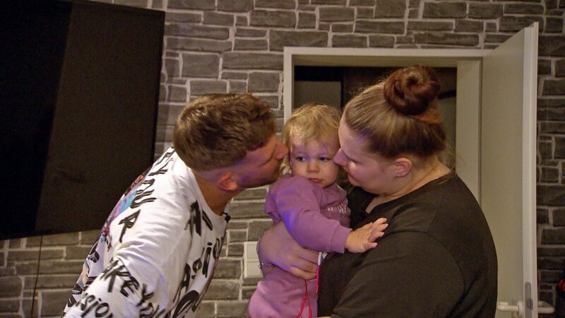 Tim und Lavinia mit Töchterchen Haylie, die ebenfalls getauft wird – Bild: RTL Zwei