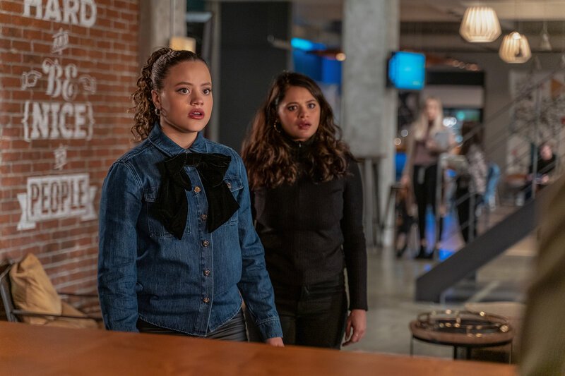 Sarah Jeffery as Maggie Vera and Melonie Diaz as Mel Vera -- Photo: Colin Bentley/​The CW -- (C) 2022 The CW Network, LLC. All Rights Reserved. – Bild: 2022 The CW Network, LLC. All Rights Reserved.