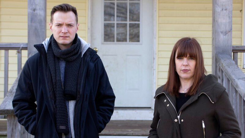 Adam Berry and Amy Bruni pose in front of the house during the day. – Bild: Discovery Communications