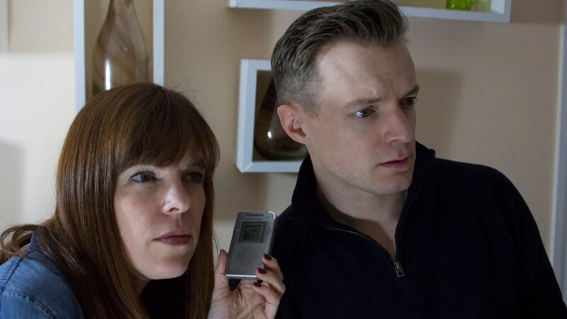Amy Bruni and Adam Berry listen to EVP recorder playback. – Bild: Discovery Communications