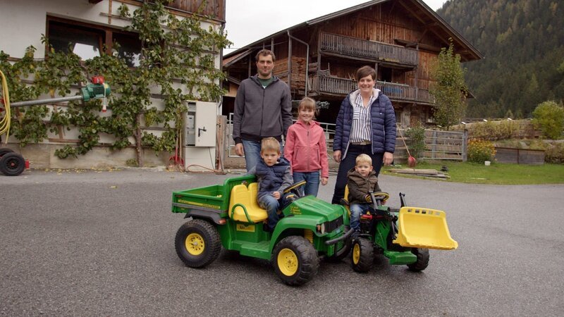 Familie Haider am Hoinshof, Gries im Sellrain. – Bild: ORF/​IP Film