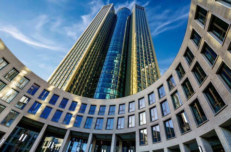 Der „Tower 185“ nahe des Messeturms in Frankfurt, 200 Meter hoch und mit 100.000 Quadratmetern Bürofläche. – Bild: HR/​Deka