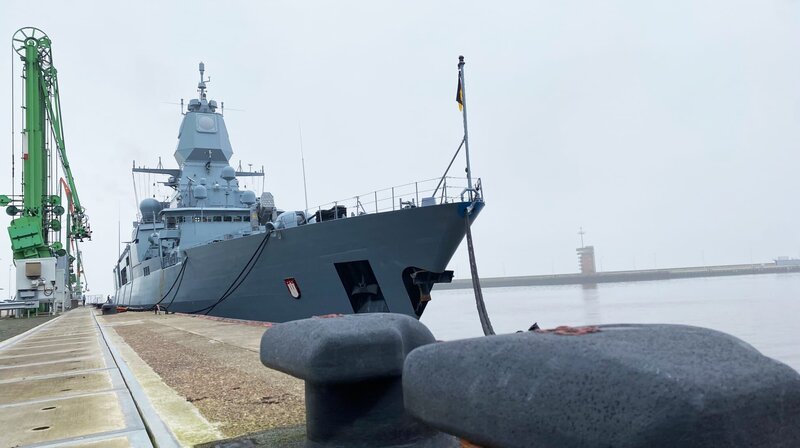 Die Fregatte "Hamburg" vor dem Auslaufen in Wilhelmshaven. Auf der Fahrt nach Südengland wird die 221-köpfige Besatzung für Einsätze wie im Roten Meer und in der Nordsee trainieren. – Bild: NDR