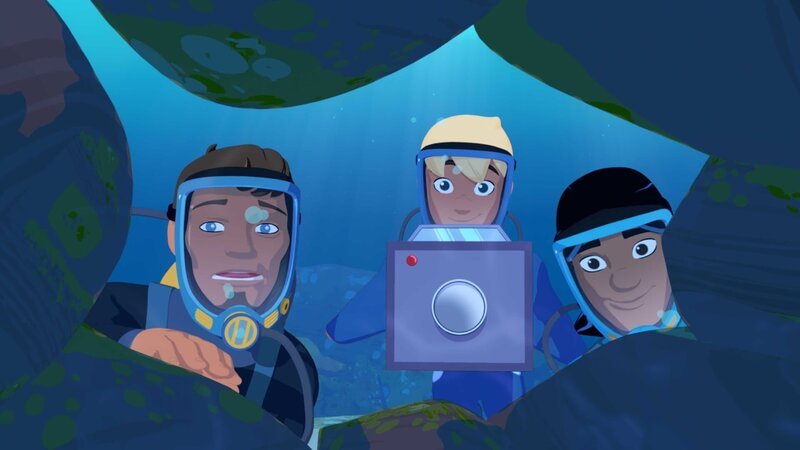 Yann und Auru sind mit dem berühmten Dokumentarfilmer John Shark auf Unterwasser-Expedition und schauen gerade in eine Höhle. – Bild: ZDF/​Media Valley/​Marzipan Films/​TF1/​Gaumont Animation