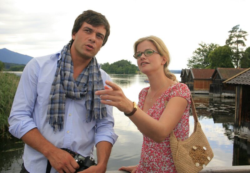 Marie (Mira Bartuschek) zeigt dem netten Fotografen Niklas (Kai Schumann) die Sehenswürdigkeiten der Gegend. – Bild: ARD Degeto/​ARD Degeto/​Barbara Bauriedl
