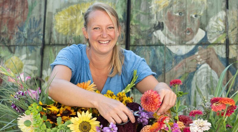 Anna Pröbstle, studierte Kulturwissenschaftlerin und Landwirtin, kombiniert Wildblüten und Schnittblumen aus eigenem Bioanbau zu prächtigen Sträußen. – Bild: WDR/​Melanie Grande