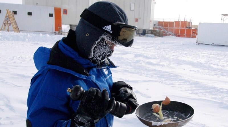 Marssimulation in der Antarktis. Extreme Kälte von bis zu minus 80 Grad herrscht in der Antarktis, vergleichbare Temperaturen wie auf dem Mars. – Bild: Carmen Possnig /​ Carmen Possnig