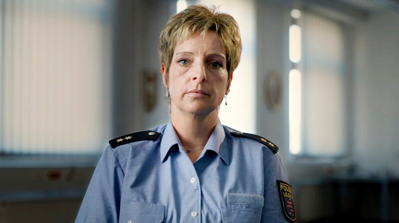 Sabine Meyer, Polizistin. Bild kann für beide Teile verwendet werden. – Bild: HR