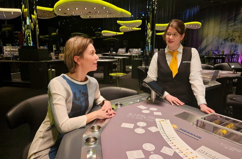 In Krisenzeiten boomt eine Branche besonders – das Glücksspiel. Anna Planken (l) mit einer Mitarbeiterin im Duisburger Spielcasino. – Bild: WDR/​sagamedia/​Anja Booth
