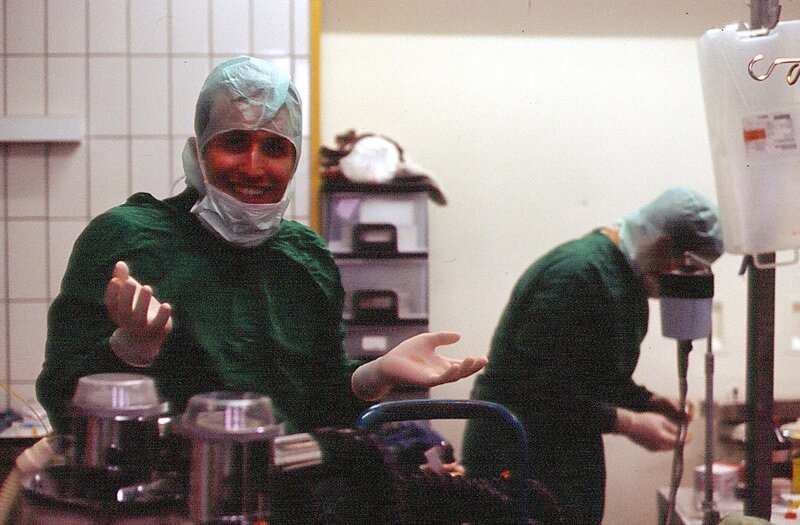 Willi Weitzel (links) unterwegs mit dem Tierarzt in der Tierklinik. – Bild: BR/​megaherz gmbh