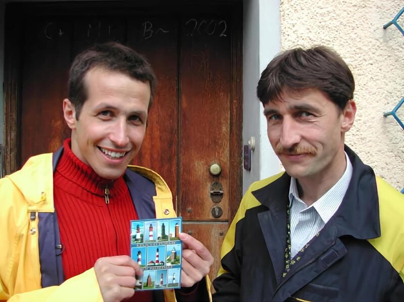 Willi Weitzel (links) ist mit dem Postboten unterwegs. Er verfolgt den Weg einer Postkarte ab dem Einwurf. – Bild: BR/​megaherz