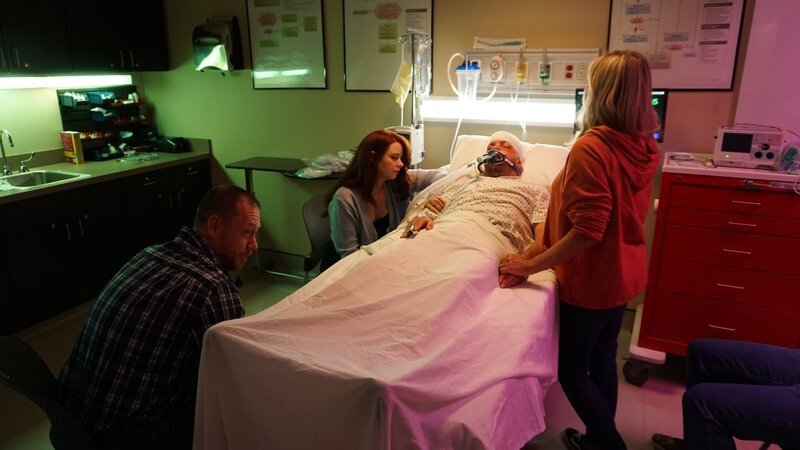 Kathleen sitzt neben Rlies, der in einem Krankenhausbett liegt. – Bild: Discovery Communications, LLC