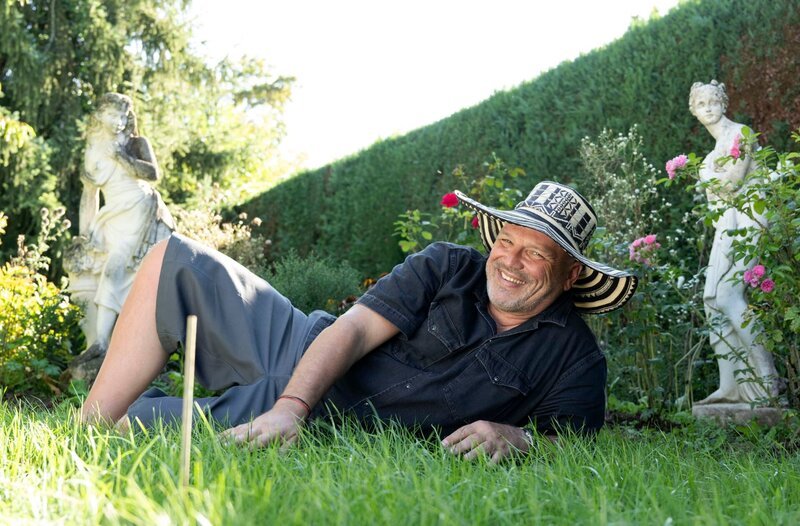 Die dritte Gartenreise geht nach Baden-Württemberg. Axl Jansen hat als Fotograf lang in Berlin und Paris gelebt und nun den gut 800 Quadratmeter großen Garten seiner Eltern in Besigheim in der Nähe von Stuttgart geerbt. – Bild: WDR/​Melanie Grande