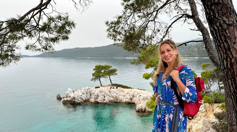Moderatorin Tamina Kallert am Kap Amarandos (Skopelos) – ein Drehort des Kultfilms „Mamma Mia! – das von Einheimischen wegen des klaren, türkisen Wassers auch „das Schwimmbad“ genannt wird. – Bild: WDR/​Beate Höfener