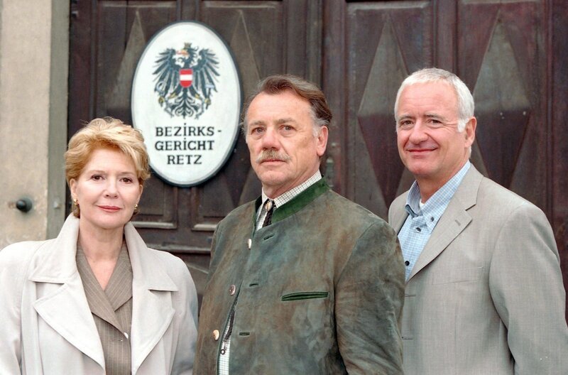 v.li.: Julia Laubach (Christiane Hörbiger), Bürgermeister Reidinger (Franz Buchrieser), Arthur Laubach (Peter Bongartz). – Bild: ORF/​Johannes Cizek