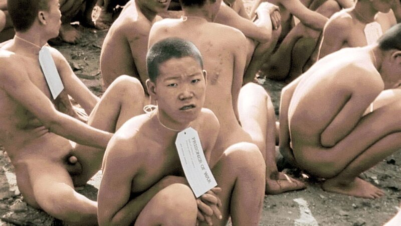 In Inchon, Korea, werden nordkoreanischen Kriegsgefangene von den westlichen Alliierten ihrer Kleidung entledigt, damit sie keine Waffen verbergen können. +++ – Bild: RTL /​ NARA /​ ntv /​ NARA /​ ntv /​ NARA /​ Am Abgrund (1950–1952)