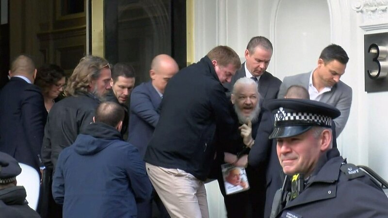 9 Jahre Isolation haben bei Julian Assange Spuren hinterlassen. – Bild: ORF/​JAVA