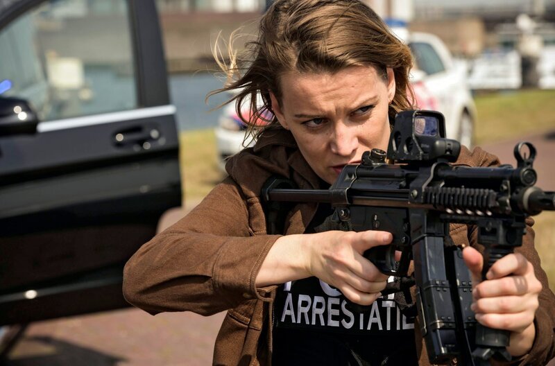 René (Birgit Welink) ist schwer bewaffnet. – Bild: MDR/​ARD Degeto/​Martin Menke