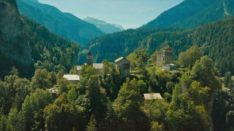 Die mittelalterliche Burg Hohen Ra?êtien war bereit 1000 bis 600 vor Christus besiedelt. – Bild: ZDF und SRF.