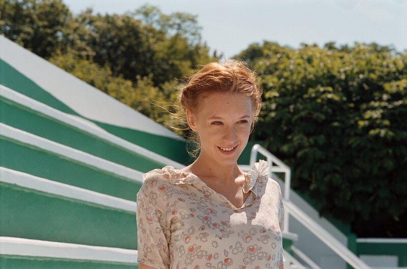 Ein Geheimnis – Bild: Thierry Valletoux /​ Hannah (Ludivine Sagnier) verbringt entspannte Momente.