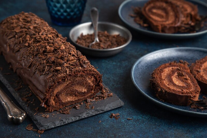 delicious chocolate roll cake with chocolate cream, dark blue background. – Bild: Shutterstock /​ Shutterstock /​ Copyright (c) 2020 Anna Shepulova/​Shutterstock. No use without permission.