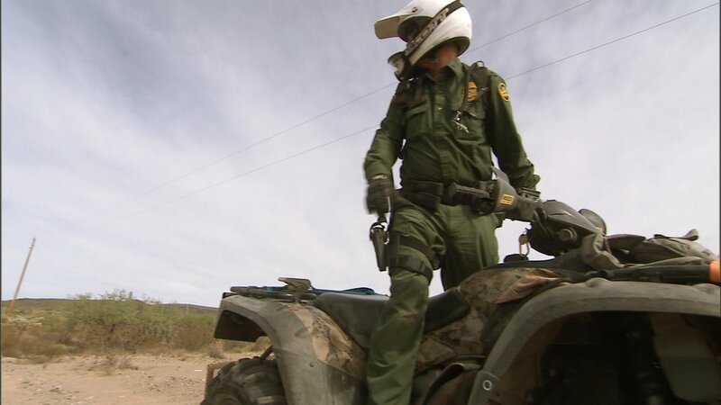 Nogales, AZ: An agent standing up on his ATV and looking back. ATVs are regularly used in the desert by Border Patrol agents because of their ability to cross difficult terrain. – Bild: 2015 National Geographic Partners, LLC. All rights reserved. Lizenzbild frei