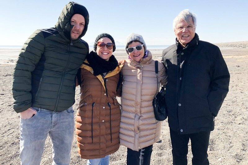 Meine fremde Heimat Iran Sima und Remo Diethelm mit ihren Eltern Sylvie und Majid Bagmische am Urmia See. 2020 Copyright: SRF – Bild: SRF