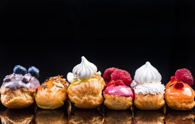 French Artisan Eclair on Black Reflective Background,Copy Space. Patisserie Bakery Product. – Bild: Shutterstock /​ Shutterstock /​ Copyright (c) 2019 marcin jucha/​Shutterstock. No use without permission.