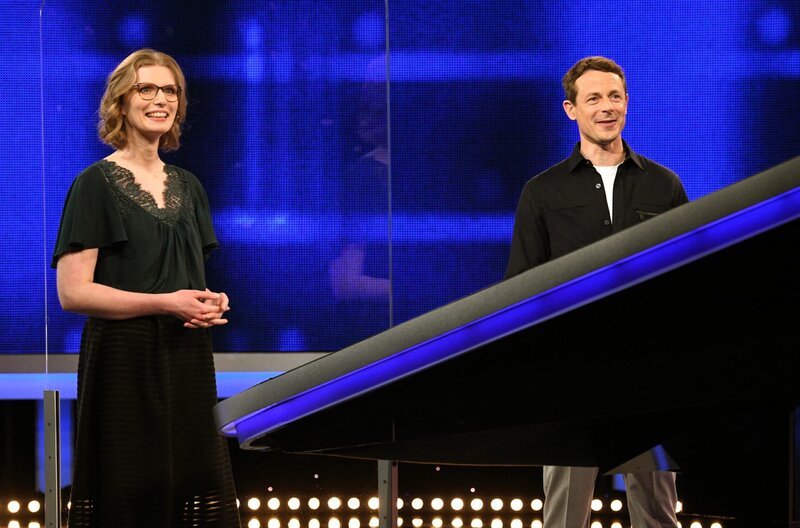 Moderator Alexander Bommes (r.) mit der Kandidatin Anja Gerwin (l.). – Bild: ARD/​Uwe Ernst