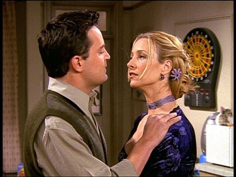 Friends „Das Eheversprechen“. Im Bild: Phoebe (Lisa Kudrow) will testen, ob Chandler (Matthew Perry) ihren Verführungskünsten erliegt. – Bild: ProSieben Media AG