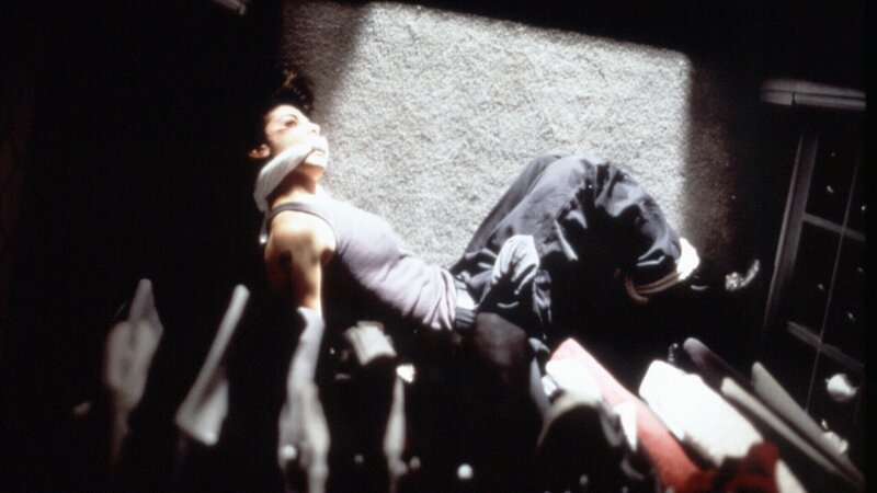 Gefesselt – Bild: 1996 Dino De Laurentiis Company.  All Rights Reserved. Lizenzbild frei