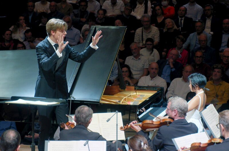 Dirigent Klaus Mäkelä und Pianistin Yuja Wang führen mit dem Orchestre de Paris Debussys „Prélude à l’après-midi d’un faune „ und zwei Klavierkonzerte von Maurice Ravel auf. – Bild: Caméra Lucida /​ Dirigent Klaus Mäkelä und Pianistin Yuja Wang führen mit dem Orchestre de Paris Debussys „Prélude à l’après-midi d’un faune“ und zwei Klavierkonzerte von Maurice Ravel auf.