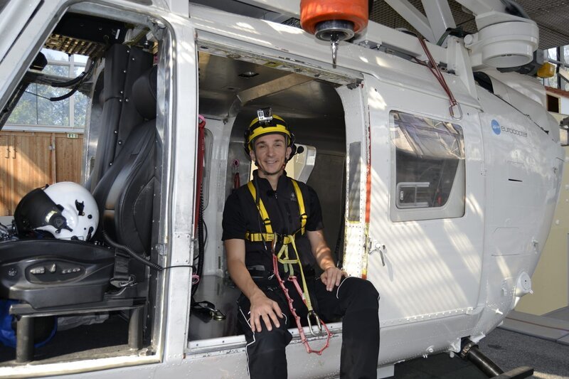 „pur+“-Moderator Eric Mayer ist drei Tage lang mit der Bergrettung in Garmisch-Partenkirchen unterwegs. Um sich auf die Einsätze vorzubereiten, trainieren die Bergretter in einer Halle mit Eric unter anderem das Abseilen aus einem Helikopter. – Bild: ZDF und Sandra Palm