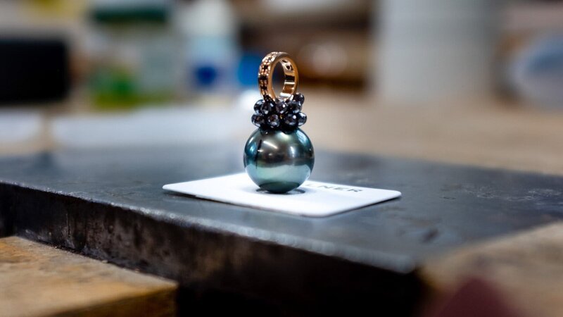 Ring mit Fidschi-Perle: Eine einzelne, große Perle kann über 10.000 Euro kosten. – Bild: ZDF und Samuel Kaufmann./​Samuel Kaufmann