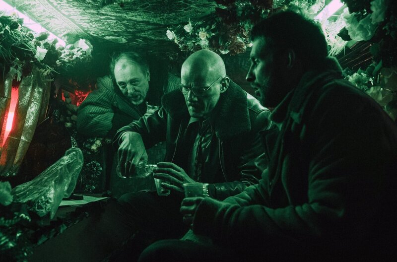 Familie Petrow hat Grippe – Bild: Hype Film/​Wladislaw Opeljanz /​ Igor (Juri Kolokolnikow, Mi.) hat einen Leichenwagen und dessen Fahrer (Nikolai Kolyada, li.) gekapert und geleitet seinen Freund Petrow (Semjon Sersin, re.) durch die Nacht.