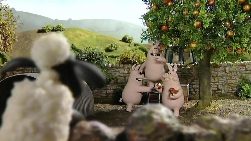 Der Apfelbaum steht bei den Schweinen. Werden sie die reifen, leckeren Früchte teilen? – Bild: WDR/​Aardman Animation Ltd./​BBC
