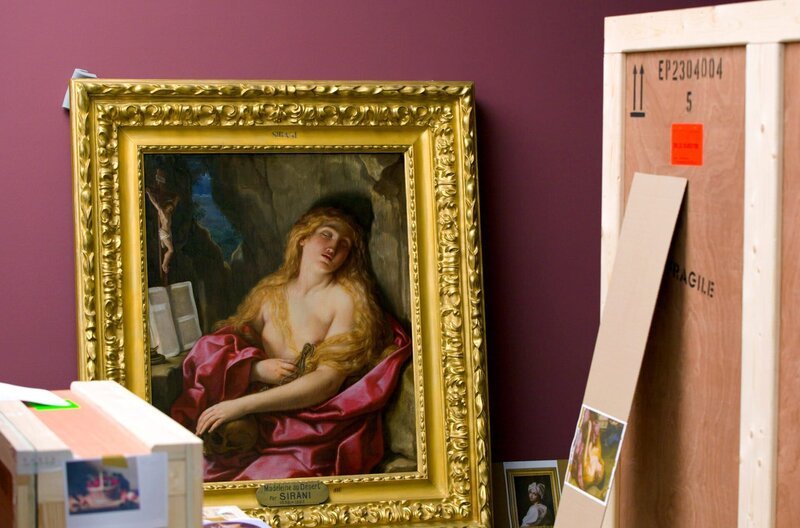 Die Bilder für die Ausstellung „Geniale Frauen“ müssen in Hamburg verpackt werden. – Bild: SWR/​Wikimedia/​Telekult /​ Die Bilder für die Ausstellung „Geniale Frauen“ müssen in Hamburg verpackt werden.