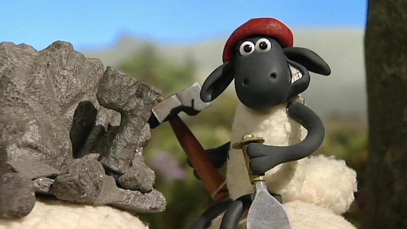 Shaun versucht sich als Bildhauer. Einen Stiefel hat er schon frei gehauen. – Bild: WDR/​Aardman Animation Ltd./​BBC