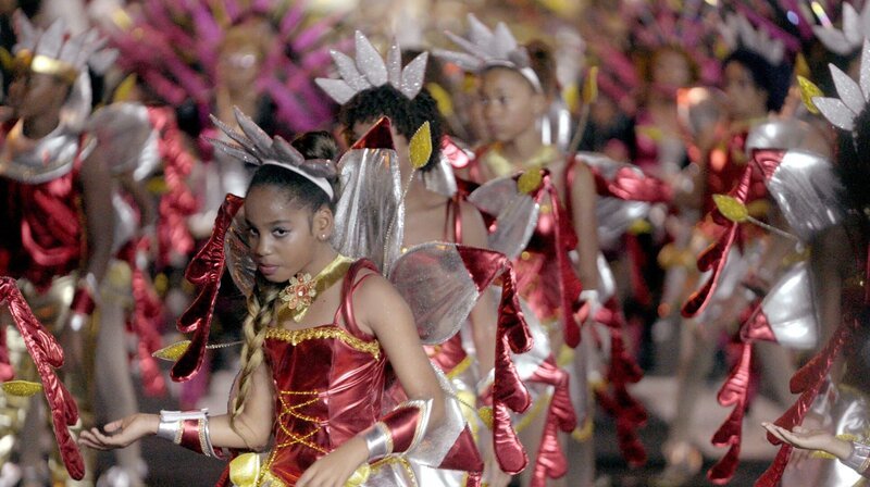 Fünf Tage lang tanzen, feiern, träumen – und alle Sorgen vergessen. Der Karneval ist eine Art Medizin für die Menschen auf den Kapverden. – Bild: NDR
