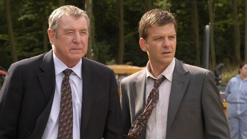 DCI Tom Barnaby (John Nettles, l.) und DS Ben Jones (Jason Hughes, r.). – Bild: ZDF und All3 Media/​All3 Media