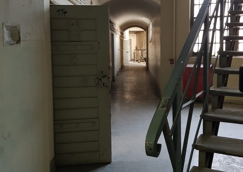 Die Wende brachte für viele DDR-Häftlinge Veränderungen – so kamen auch einige gefährliche Täter frei. – Bild: ZDF und Verena Rendel./​Verena Rendel
