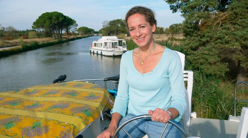 Moderatorin Tamina Kallert ist mit dem Hausboot auf dem Canal du Midi unterwegs. – Bild: BR/​WDR/​Per Schnell/​Per Schnell