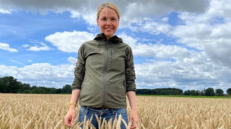 Gesa Langenberg bei der Feldkontrolle. Sie zeigt auf verschiedenen Plattformen ihr Leben und Arbeiten in der Landwirtschaft. – Bild: NDR/​Nory Stoewer
