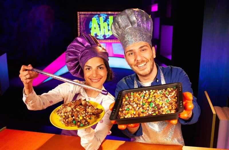 Tarkan und Clarissa beschäftigen sich dieses Mal mit dem Thema „Magie in der Küche mit Clarissa und Tarkan“ – Bild: WDR/​Thorsten Schneider