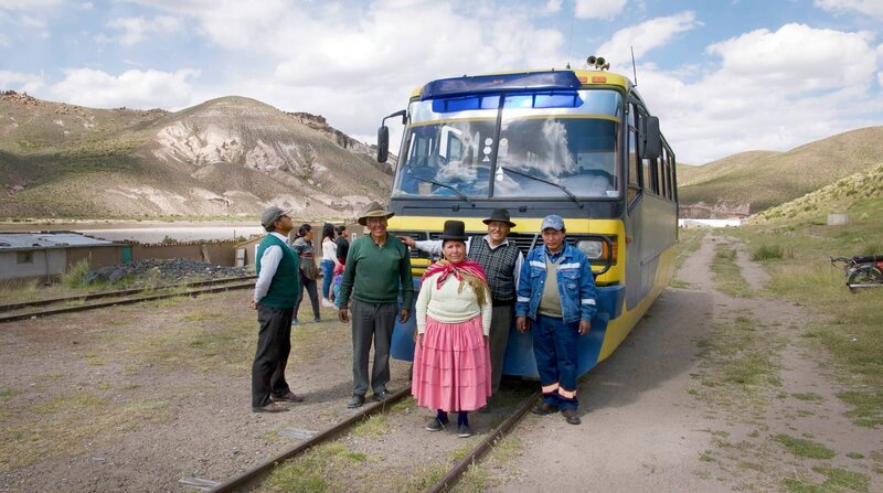 Mit dem Schienenbus durch die Wüste – Fahrer Raúl Quispe bringt auch die Post. – Bild: BR/​NDR/​dmfilm/​Manfred Uhlig/​Manfred Uhlig