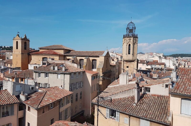 Blick auf Aix-en-Provence mit dem Glockenturm der Heilig-Geist-Kirche. – Bild: HR/​Christine Seemann