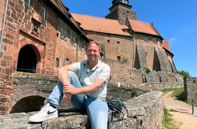 Tobias Kämmerer auf der Burg Breuberg. – Bild: HR/​Lukas Lowack