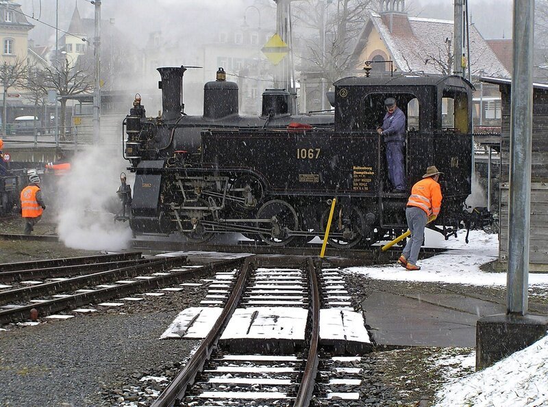 Ballenberg Dampfbahn Lok 1067 auf der Drehscheibe. – Bild: SWR/​Scheuble