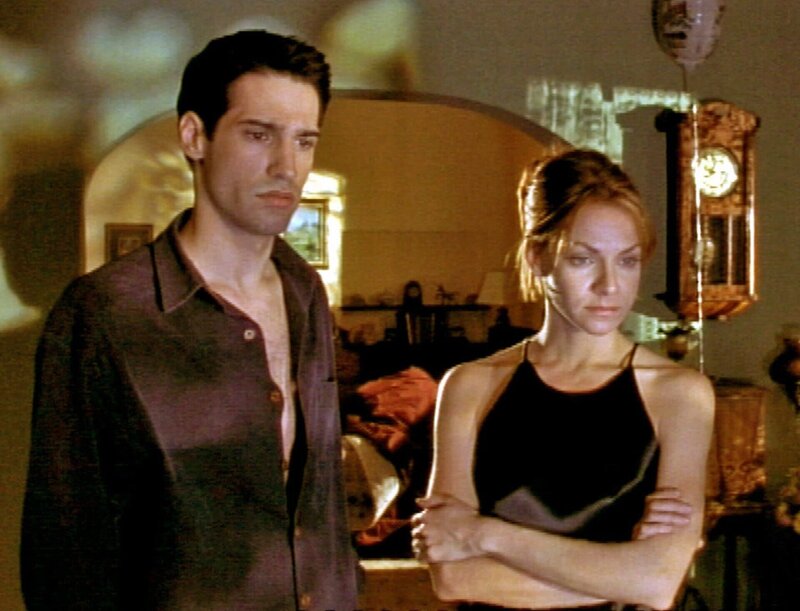 Vicky (Cyia Batten, re.) und Richard (Joseph Will, li.) betrachten ungläubig den neuen Computer, nachdem er sich von alleine angeschalten hat. – Bild: RTL Zwei